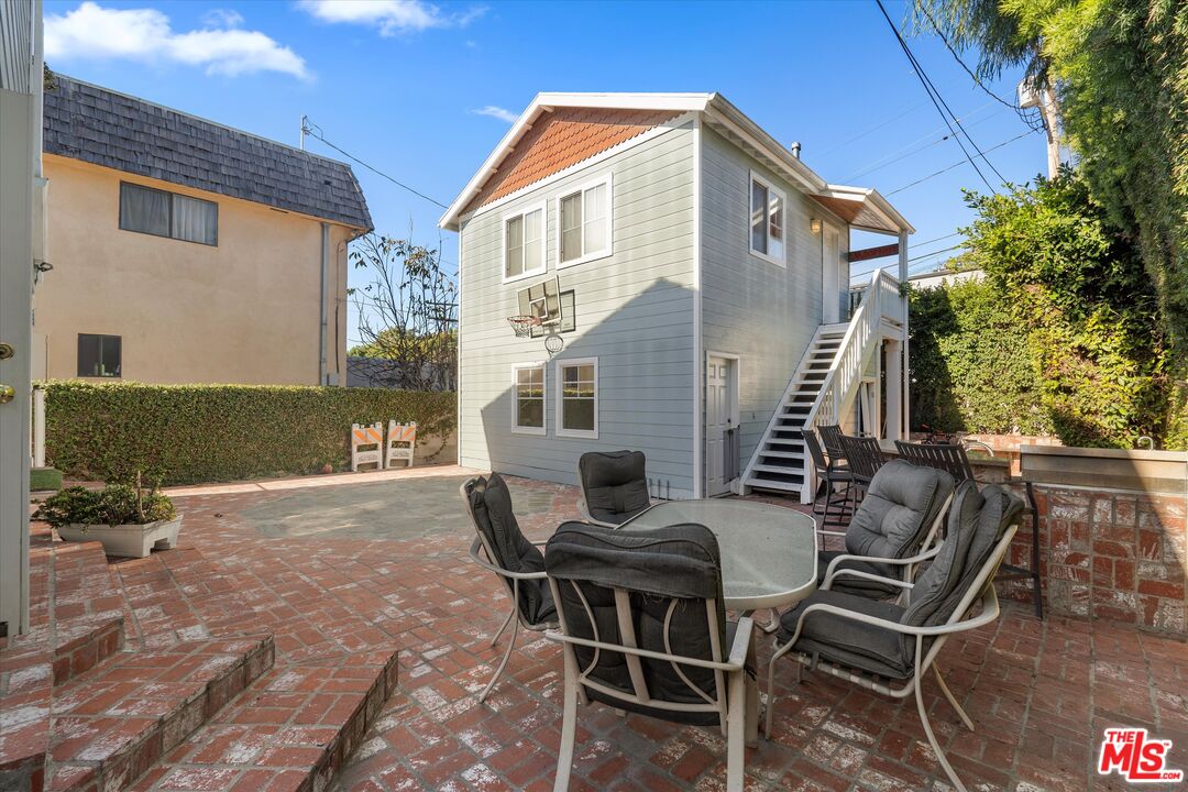 925 Dickson St photo 15