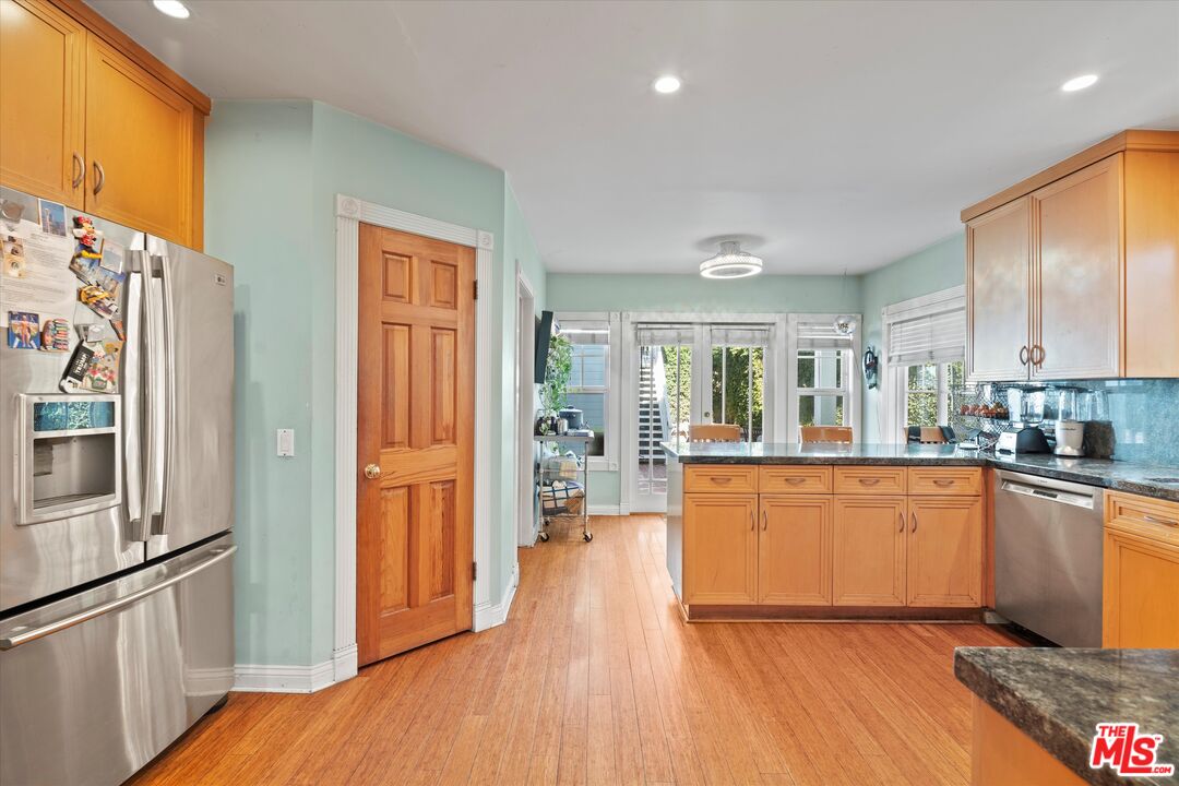 925 Dickson St photo 7