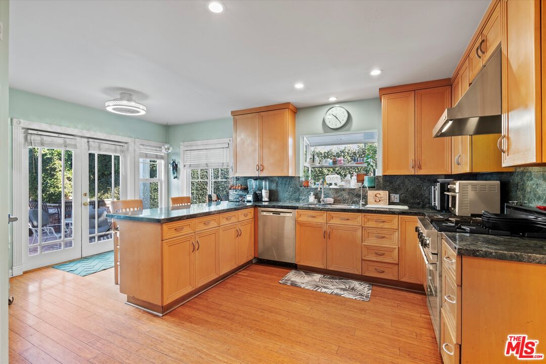925 Dickson St photo 8