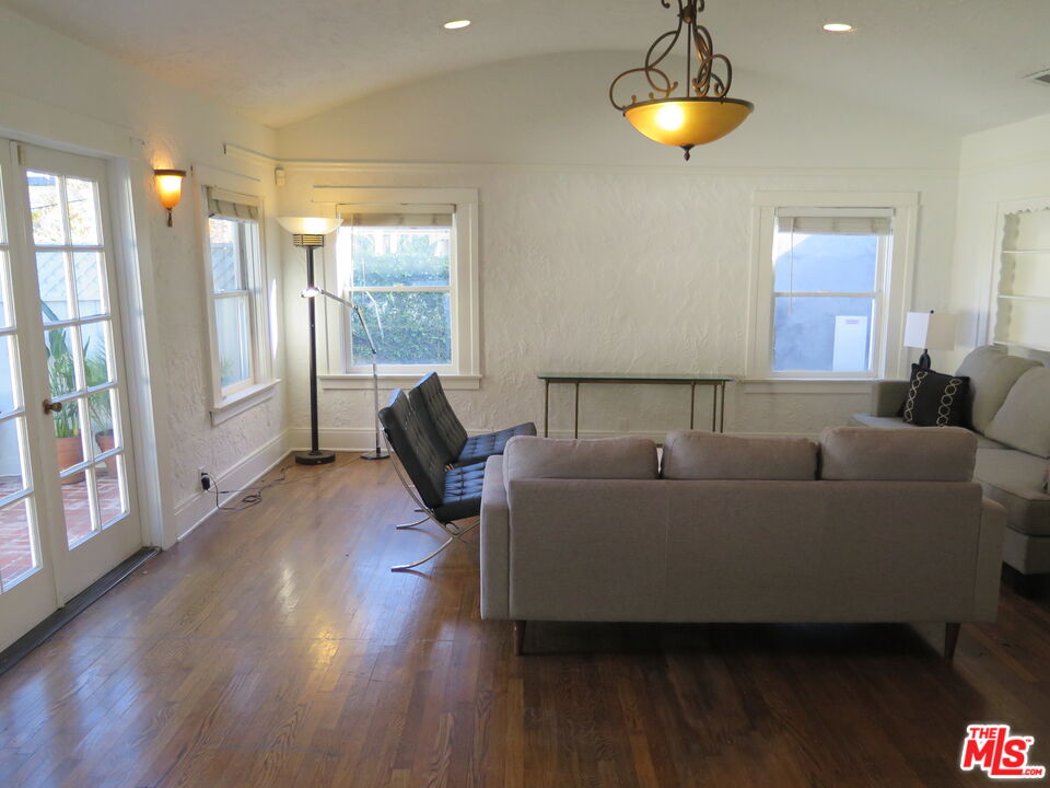 1444 Yale St photo 4