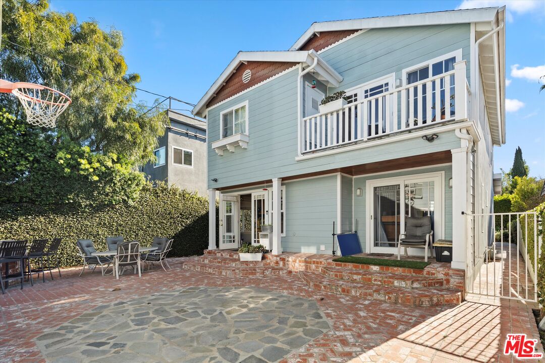 925 Dickson St photo 14