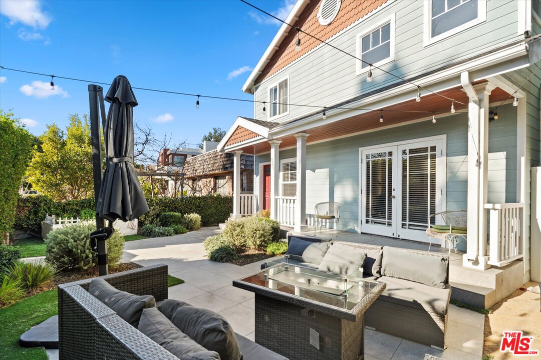 925 Dickson St photo 3